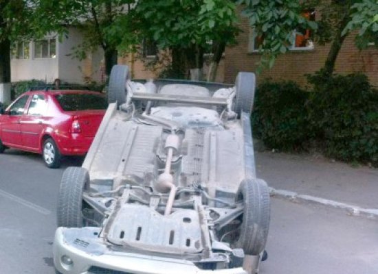 S-a răsturnat cu maşina într-un canal de irigaţii